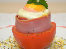 Tomate farcie au jambon et œuf cocotte
