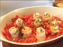 Filets de sabre roulés et leurs tomates cuits au four