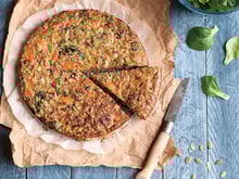 Grande galette-repas de kasha aux légumes et comté