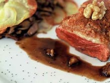 Magret en croûte de Noix du Périgord et cèpes poêlés en persillade