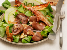 Salade de mâche au rognon de bœuf, lard grillé et lamelles de pomme