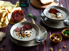 Velouté de champignons à la moutarde, bacon et noisettes