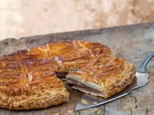 “Une merveille de gourmandise !” : Christophe Michalak partage une recette de galette chocolat noisettes pour terminer janvier en beauté !