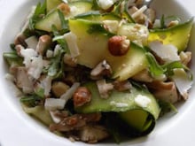 Tagliatelles de courgettes aux champignons, roquette, noisettes et parmesan