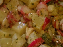 Salade de pomme de terre, radis, cornichon et vinaigrette citronnée