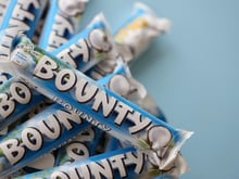 “Avec 15g de sucre et 140 kcal pour 30g, je préfère largement les faire moi même” : une diététicienne partage sa recette de Bounty healthy !