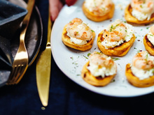 Mini-pancakes de patate douce, langoustine et crème fouettée à la cardamome