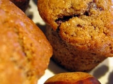 Muffins à la farine de châtaigne, au chocolat et à la fève tonka