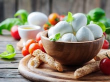 Quels sont les fromages les moins caloriques à mettre dans une salade ?