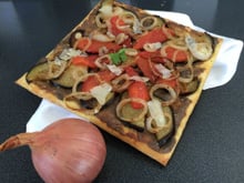 Tarte fine au confit d'oignons Roscoff et légumes du soleil