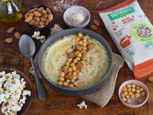 Soupe mixée de chou-fleur et pois chiches aux amandes