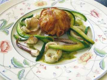 Le bonbon de brandade de morue, tagliatelles de courgettes, calamars et vinaigrette au piment d'Espelette