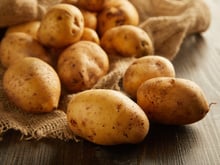 “Ne réchauffez plus vos pommes de terre au micro-ondes” : une diététicienne explique pourquoi ce geste peut être risqué