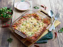 Besoin d’une idée pour le dîner ? Essayez ces enchiladas au rôti de porc à la sauce tomate épicée