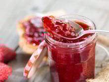 Confitures de fraises et confitures de framboises : François-Régis Gaudry et ses équipes désignent les meilleures références à acheter !