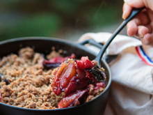 Crumble aux prunes, beurre noisette et épices