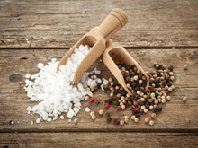 “Il faut en manger tous les jours” : ce médecin recommande de remplacer le sel et le poivre par cet ingrédient aux nombreux bienfaits