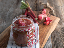 Comment faire une confiture de rhubarbe maison avec un ingrédient spécial pour l’adoucir ?