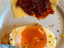 Œuf brouillé confiture et parmesan