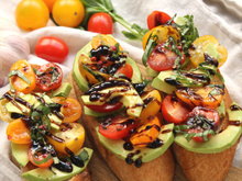 Bruschetta avocat, tomates et réduction de balsamique