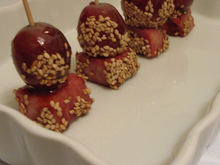 Petites bouchées de jambon laquées au caramel de mandarine, raisins et sésame doré