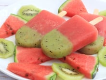 Popsicle ou esquimaux glacés pastèque et kiwi