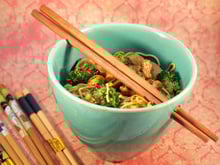 Nouilles sautées au brocoli, noix de cajou et poulet