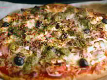 Pizza jambon, feta, pesto avec des baies roses