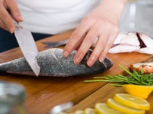 Apprenez à lever un filet de poisson comme un pro avec la méthode d’un vainqueur de Top Chef