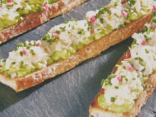 Tartines au carré frais, crabe, avocat et cornichon