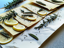 Tuiles au citron et au romarin frais