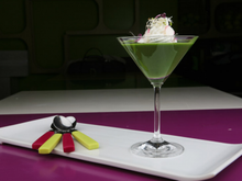 Velouté froid de fanes de radis, mousse de chèvre aux cérales, copeaux et pousses de radis roses