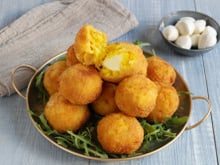Croquettes de riz au safran farcies de billes de mozzarella (Arancini)
