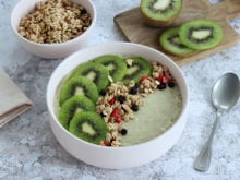 Smoothie bowl au Kiwi de l'Adour IGP, lait de coco et céréales