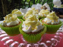 Cupcakes aux pommes et cerneaux de noix avec son topping crème chantilly arôme de pomme