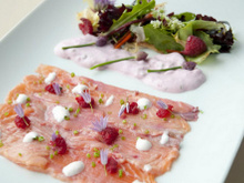 Saumon de Norvège mariné à la framboise et sauce grelette