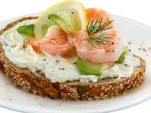 Crevettes grillées sur lit d'avocat au Philadelphia