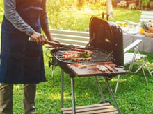 Barbecue pas cher : les morceaux de viande à privilégier selon un Meilleur Ouvrier de France
