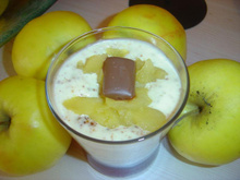 Verrines de compote de pommes au miel, créme aux éclats de daims