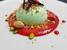 Dôme au chocolat blanc, mousse à la pistache et coulis de fraises