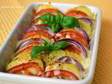 Tian de pommes de terre, tomates et oignons rouges à la mozzarella