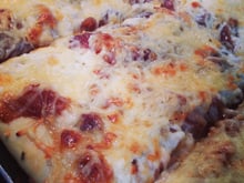 Pizza pâte échalotes origan, garniture oignons confits