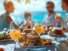 Comment éviter les intoxications alimentaires en vacances ? Une virologiste partage ses conseils