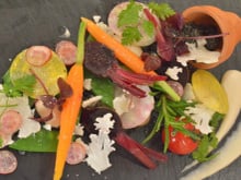 Légumes primeurs dans leur pot de terre, crème de yaourt et vinaigrette