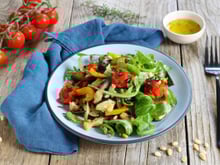 Marre de la salade de tomates ? voici 10 recettes pour des salades veggie rafraîchissantes