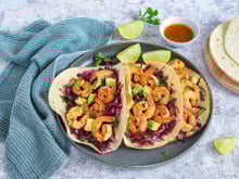 Tacos aux crevettes grillées et salade de chou rouge