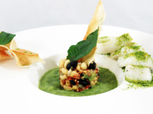 Salade de légumineuses et gaspacho de courgettes calamars grillés et pesto sec