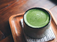 On a trouvé une alternative locale et gratuite au matcha : bluffante en boisson comme en pâtisserie