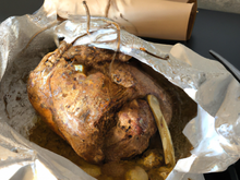 Rôti de porc en papillote à la moutarde et aux aromates