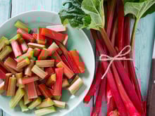 Faut-il éplucher la rhubarbe avant de la manger ?